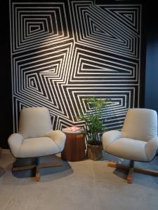   &raquo; Click to zoom ->